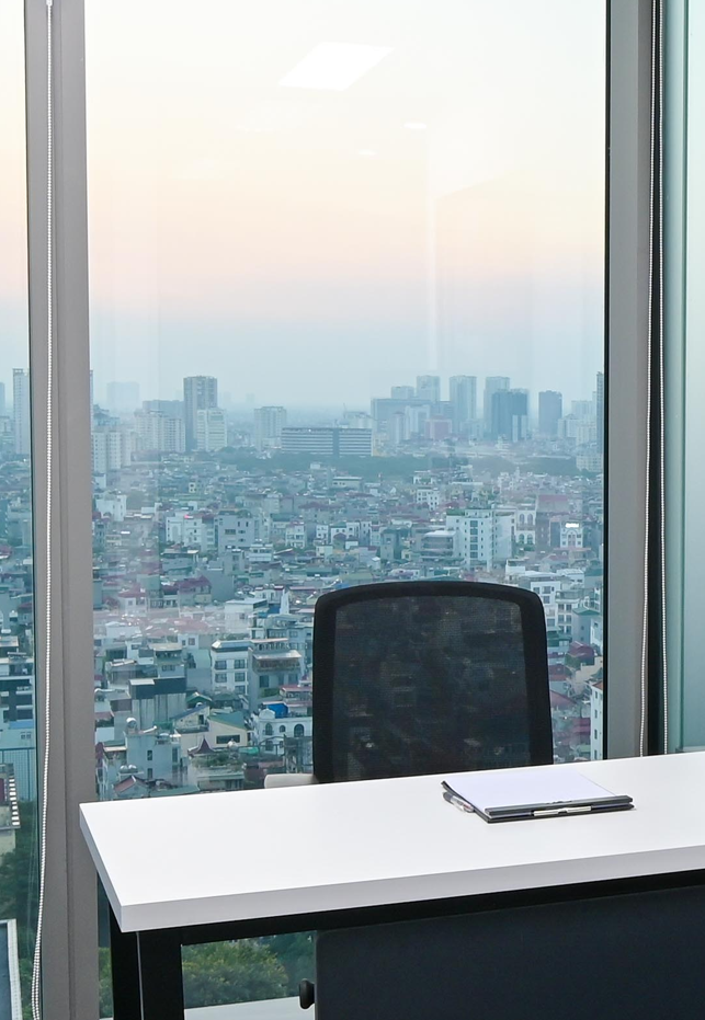 Góc làm việc view kính Capital Place